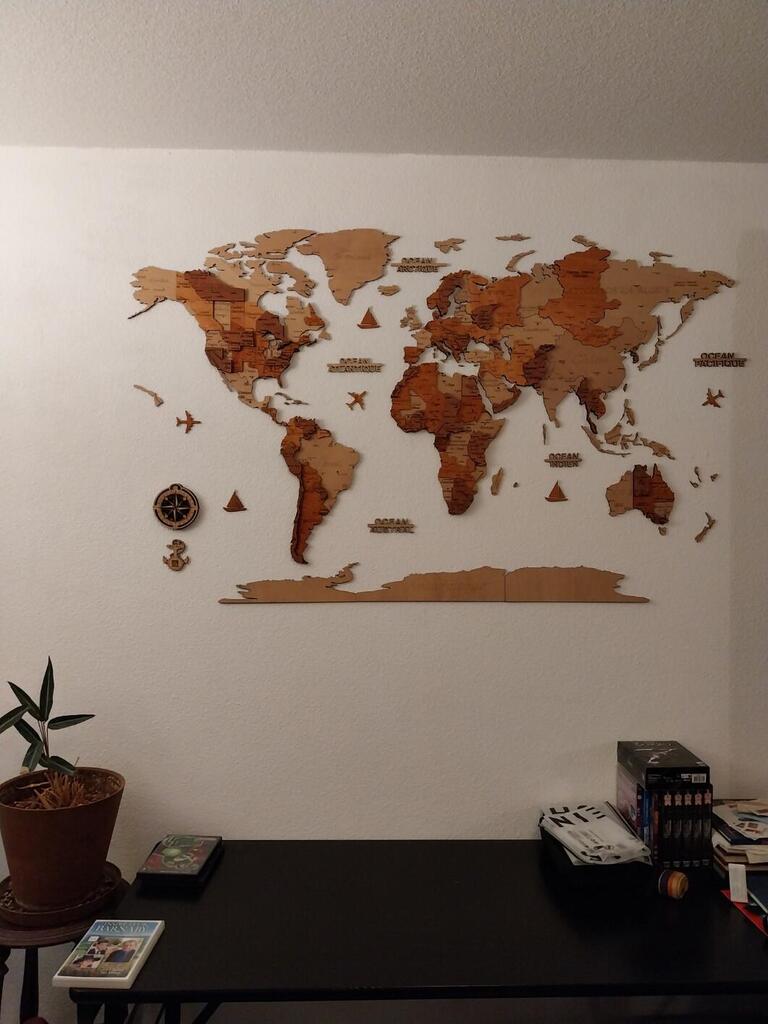 Carte du Monde en Bois 3D — Gravée en français, pensée pour votre intérieur