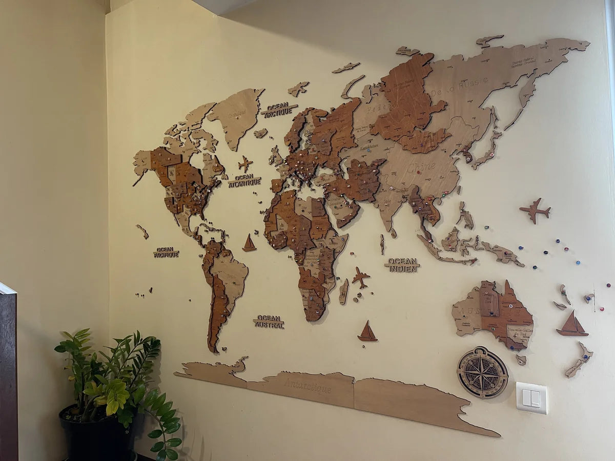 Carte du Monde en Bois 3D — Gravée en français, pensée pour votre intérieur