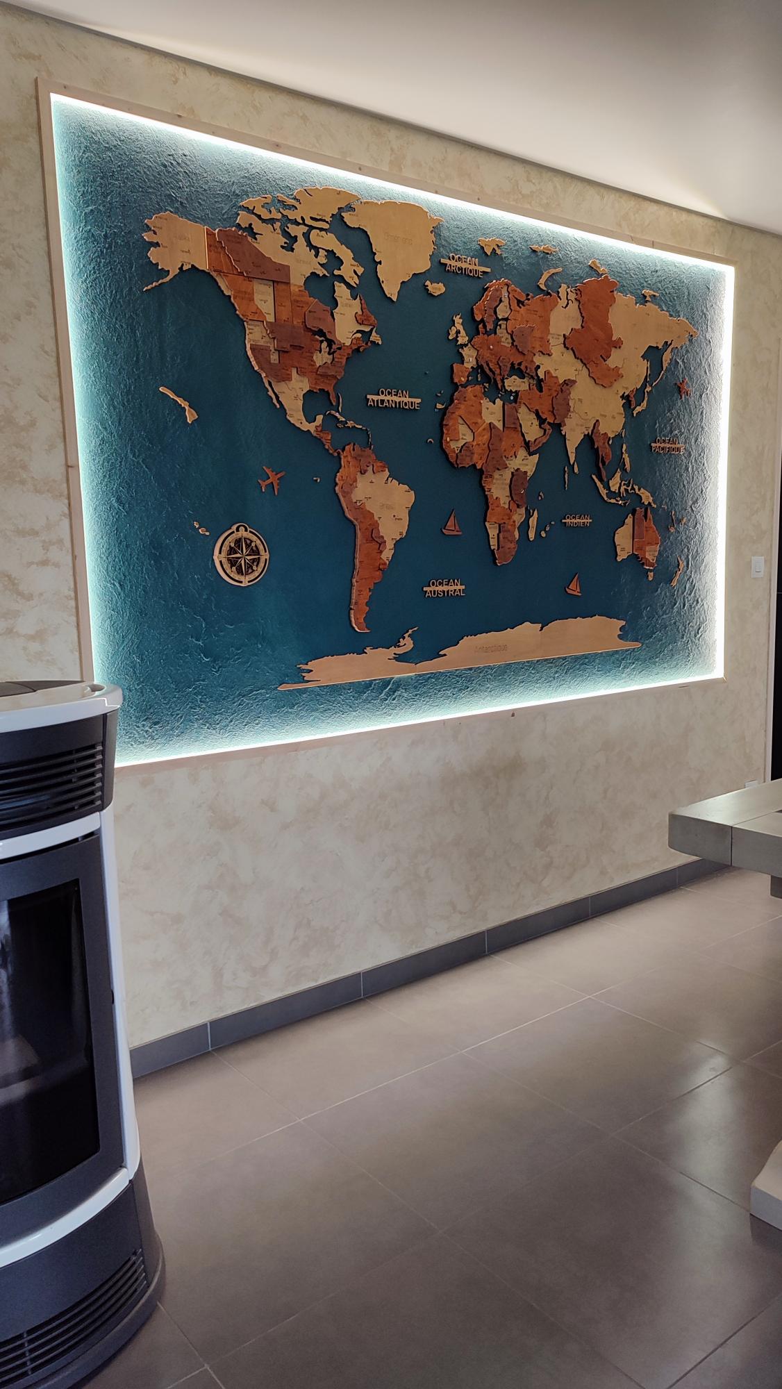 Décoration de salon avec carte du monde murale en bois