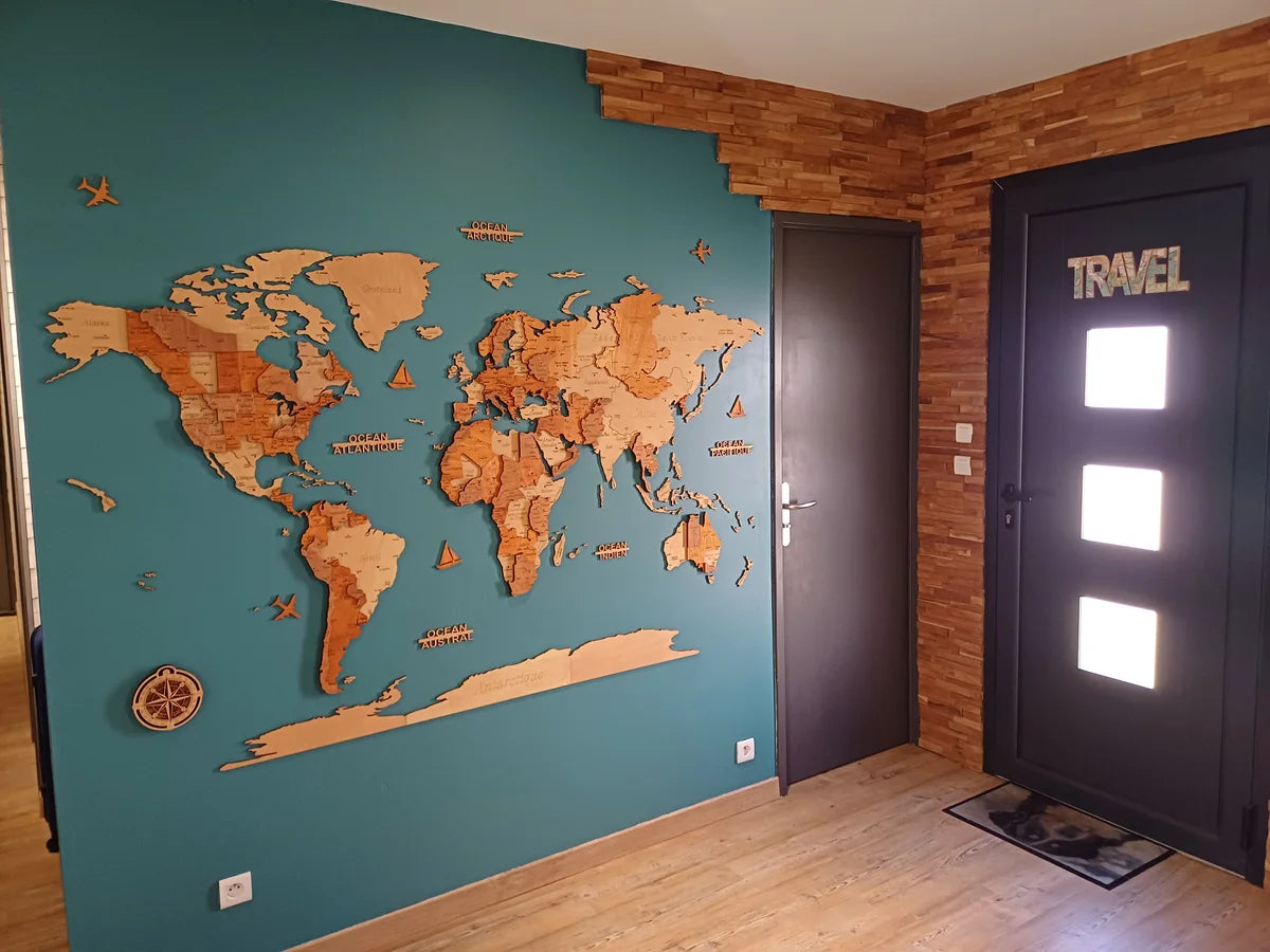 Carte du monde murale en bois dans un salon moderne
