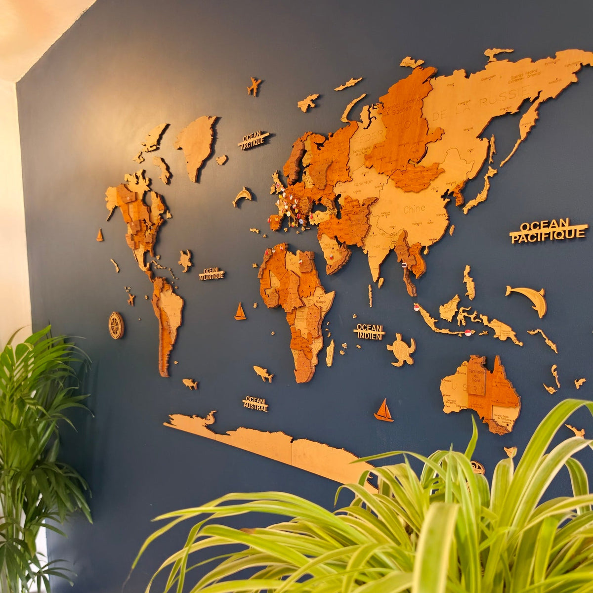 Ambiance voyage avec décoration murale en bois