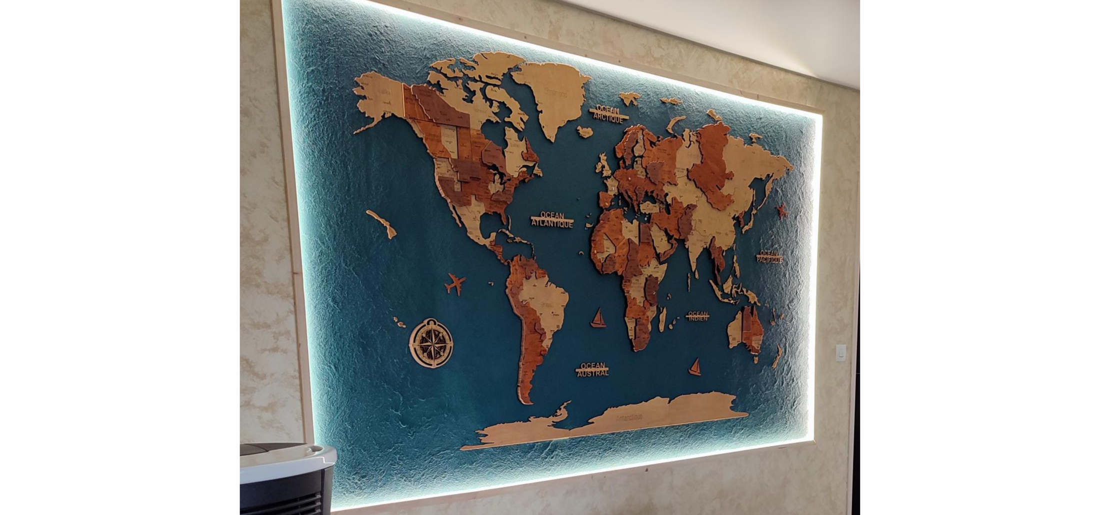 Une carte du monde en bois pensée dans le détail.