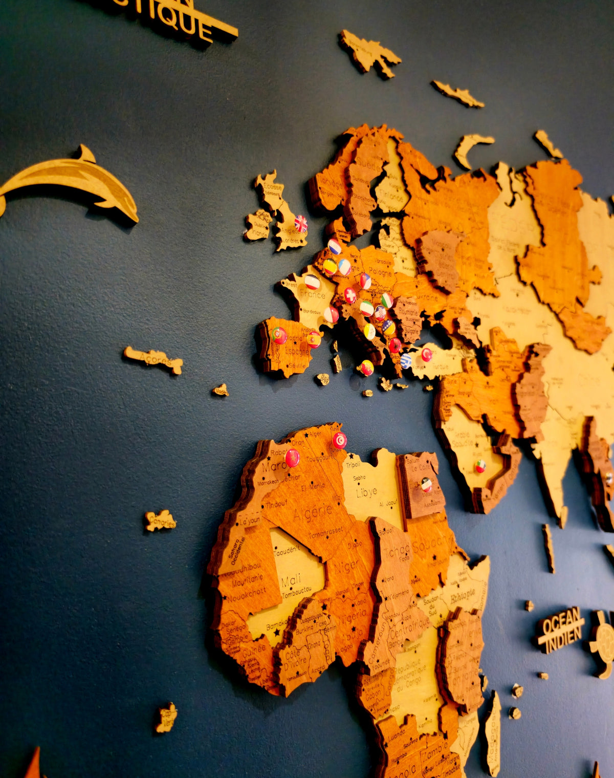 Finition et relief d'une carte du monde murale en bois