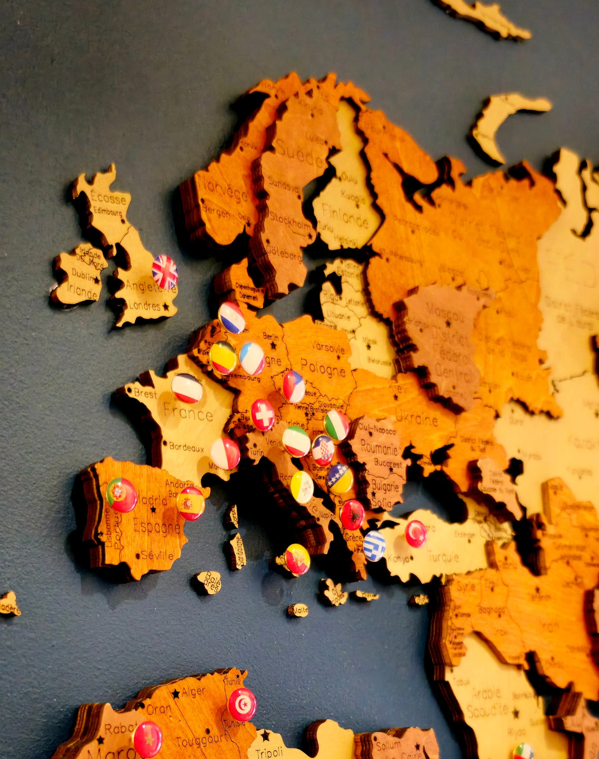 Décoration murale avec souvenirs de voyage dans un salon