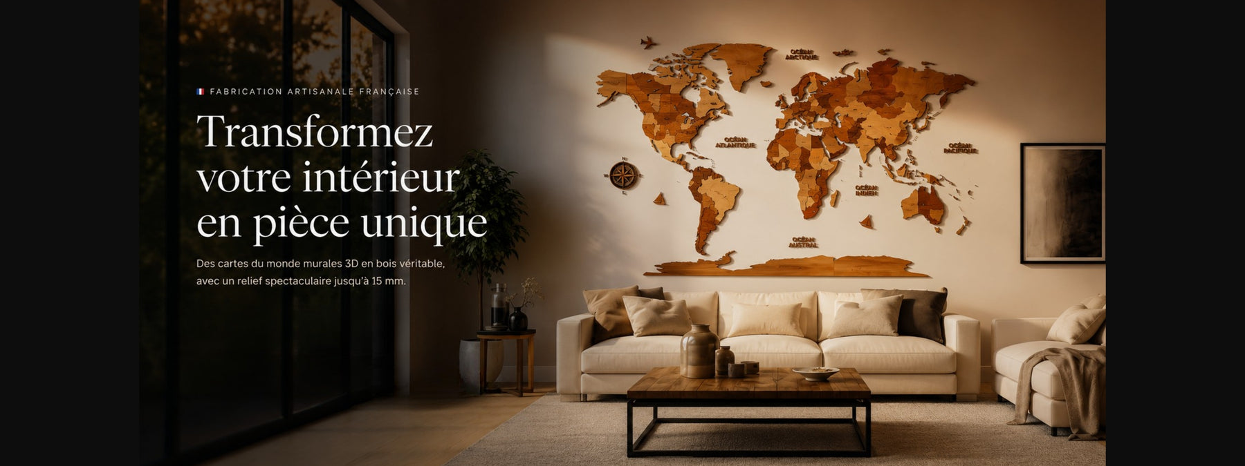 Carte du monde murale en bois sur un mur moderne