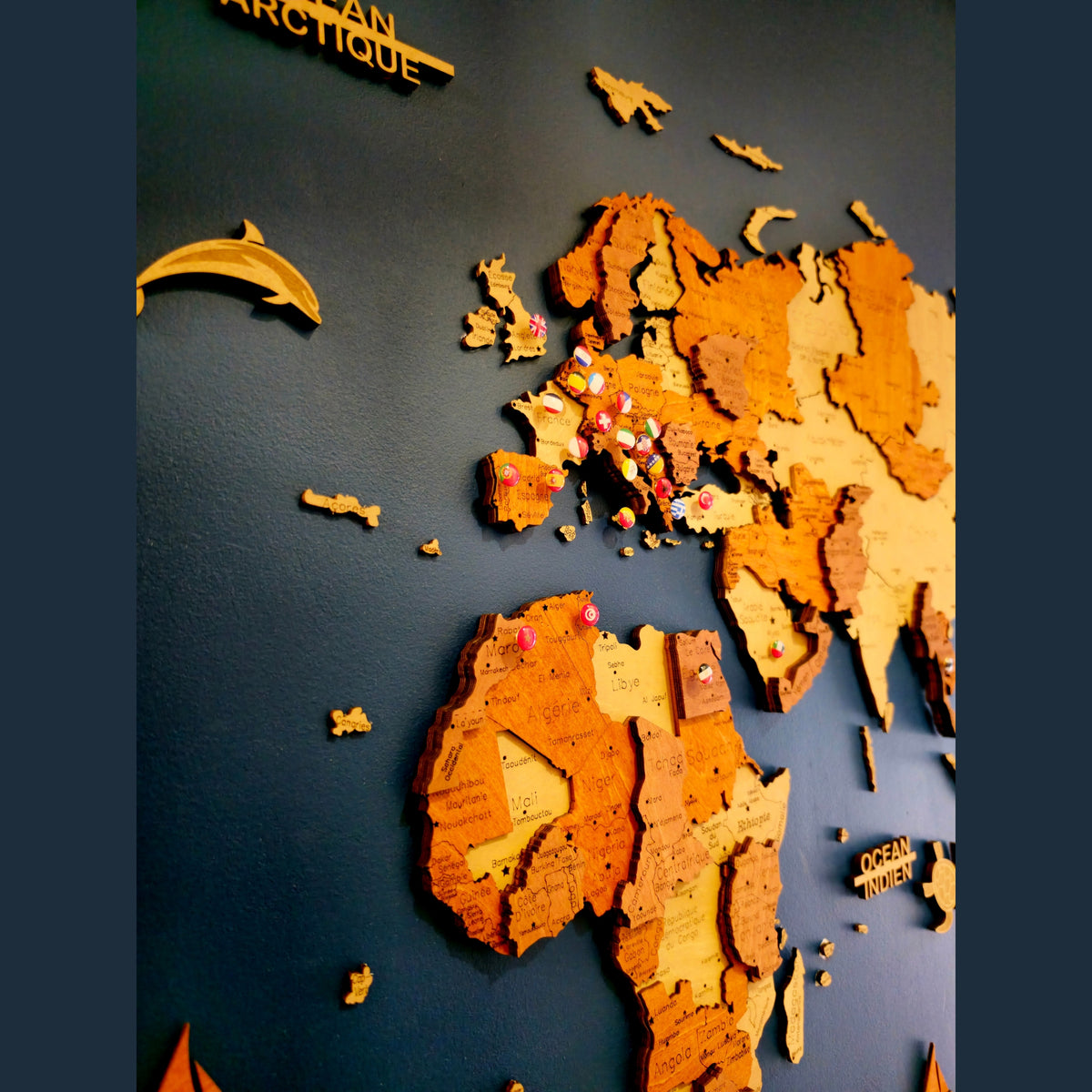 Pack Explorateur pour carte du monde en bois avec îles gravées, punaises drapeaux et animaux marins