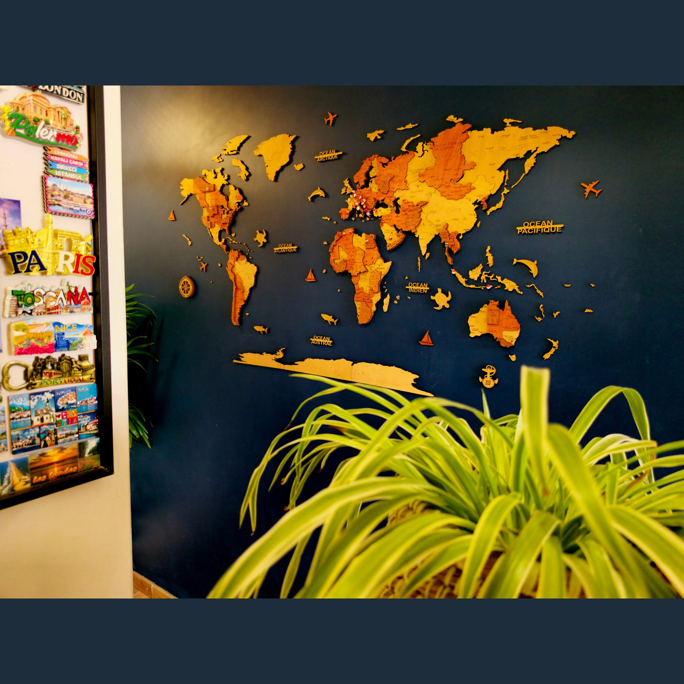 Carte du monde murale en bois dans un salon moderne