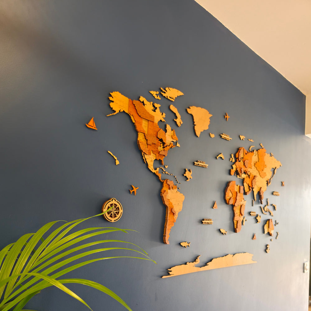 Carte du monde murale en bois dans un salon moderne
