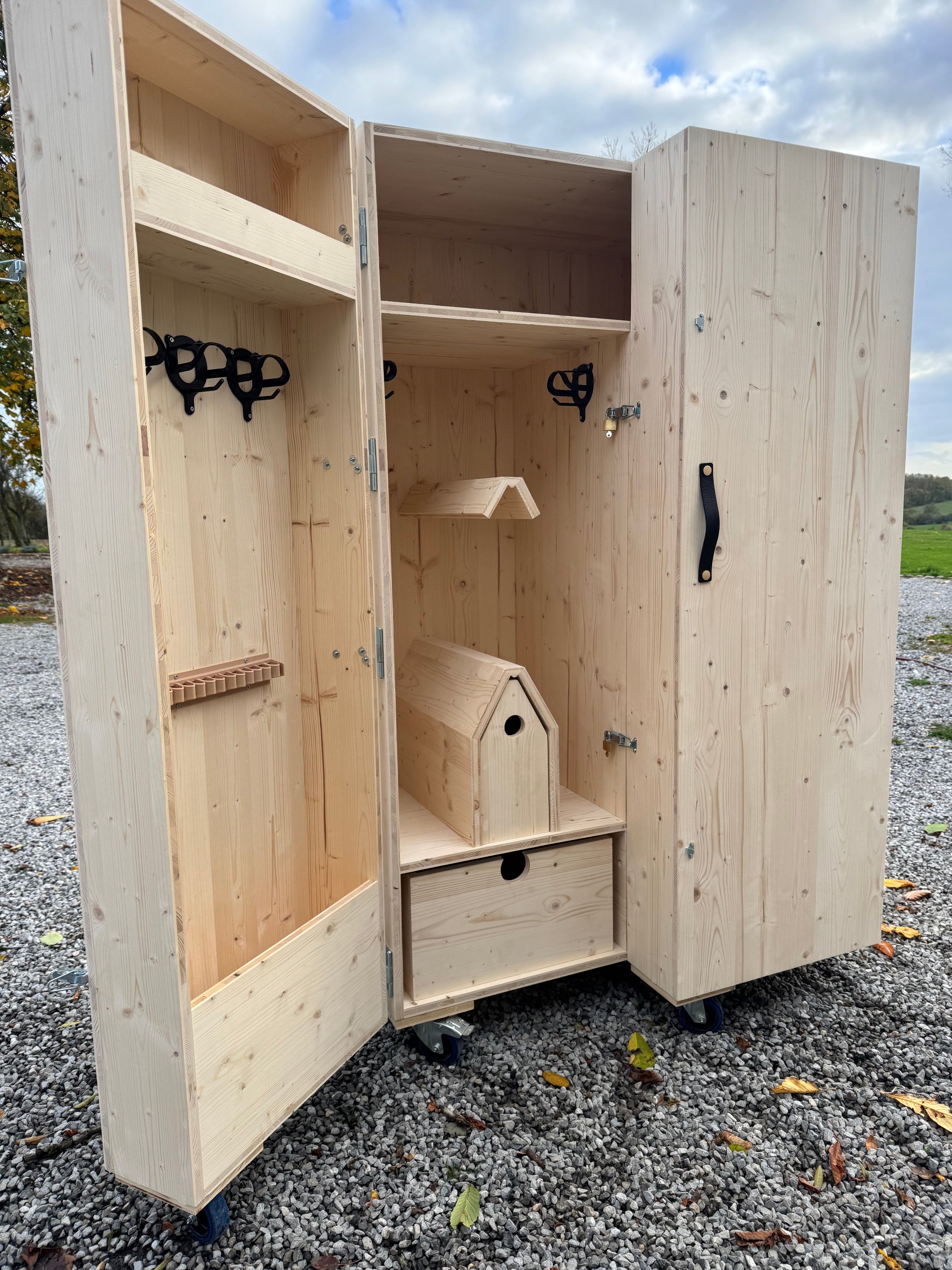 Armoire de sellerie EQUI+ – Fabrication artisanale française haut de gamme