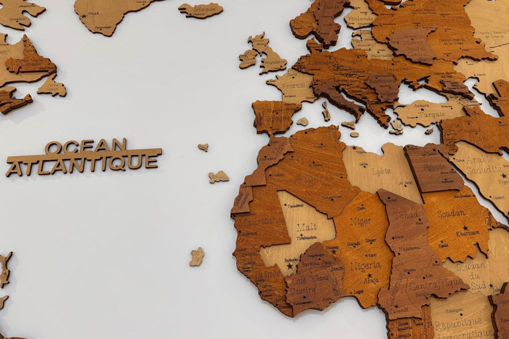 Détails gravés sur une carte du monde en bois