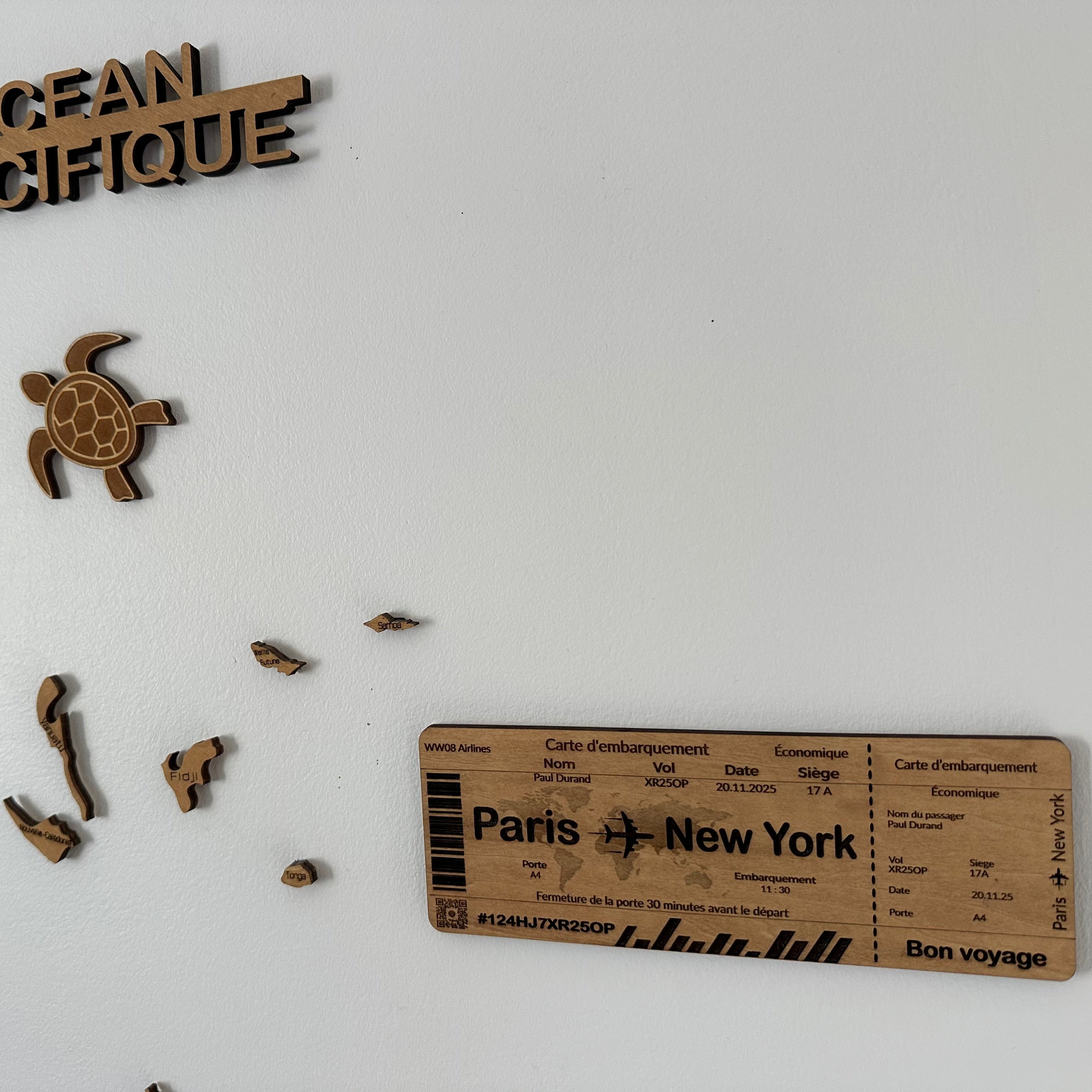 Billet d’Avion en Bois Personnalisé – Souvenir de Voyage Gravé