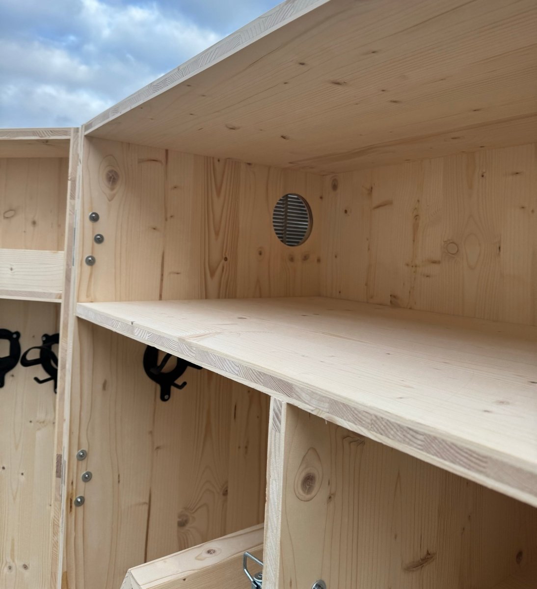 Armoire de sellerie EQUI+ – Fabrication artisanale française haut de gamme - Wood Work