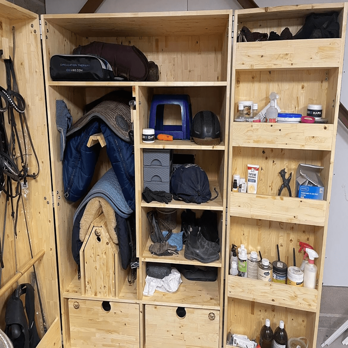Armoires de sellerie en Bois Massif: Explorez l'Excellence! - Wood Work
