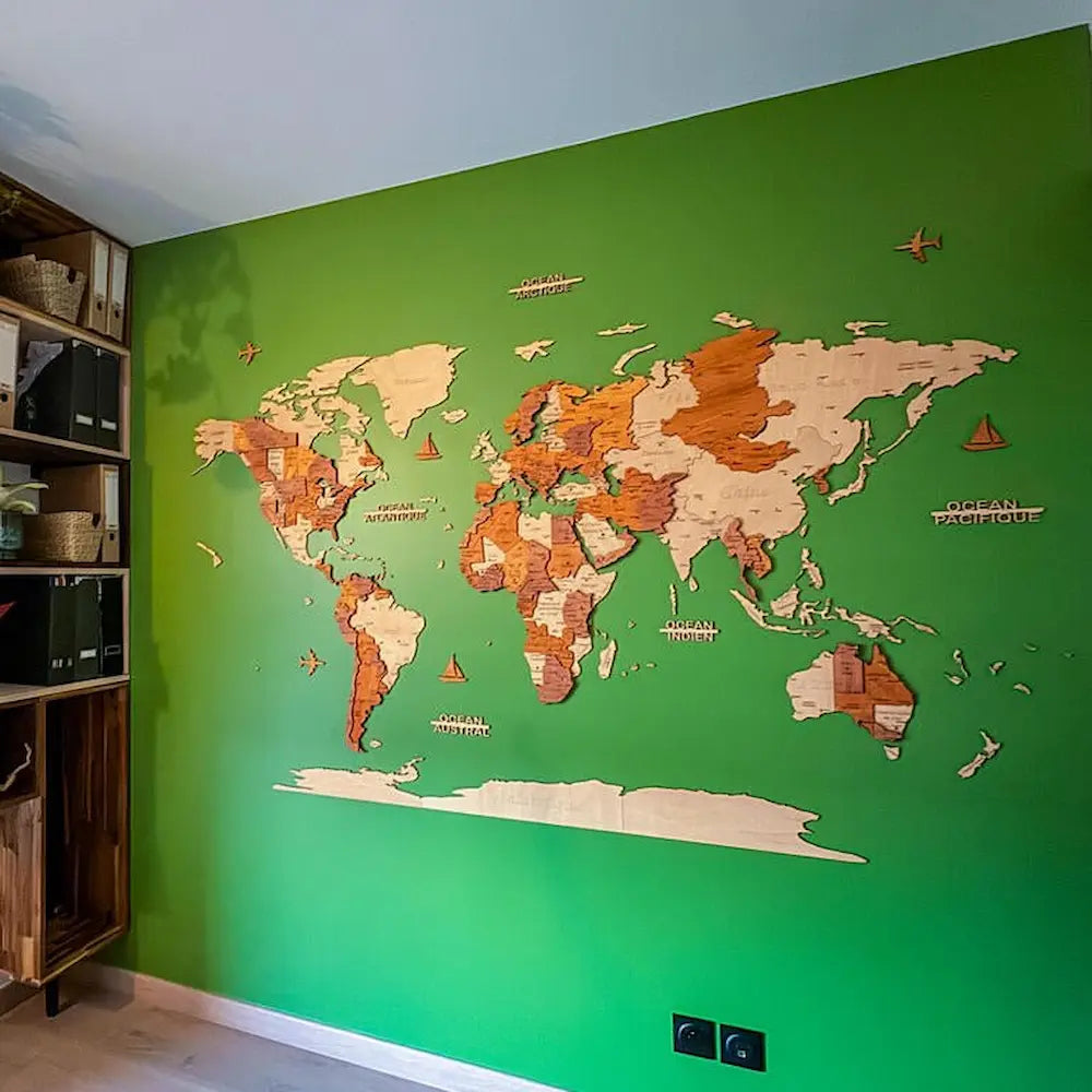 Carte du monde en bois sur un mur vert