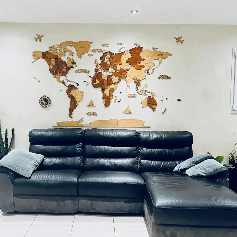 Carte du monde murale en bois dans un salon moderne