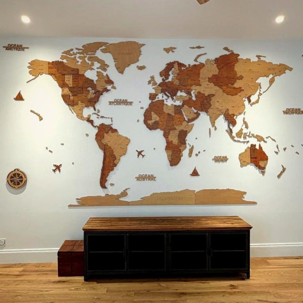 Grande mappemonde murale en bois décoration intérieure élégante